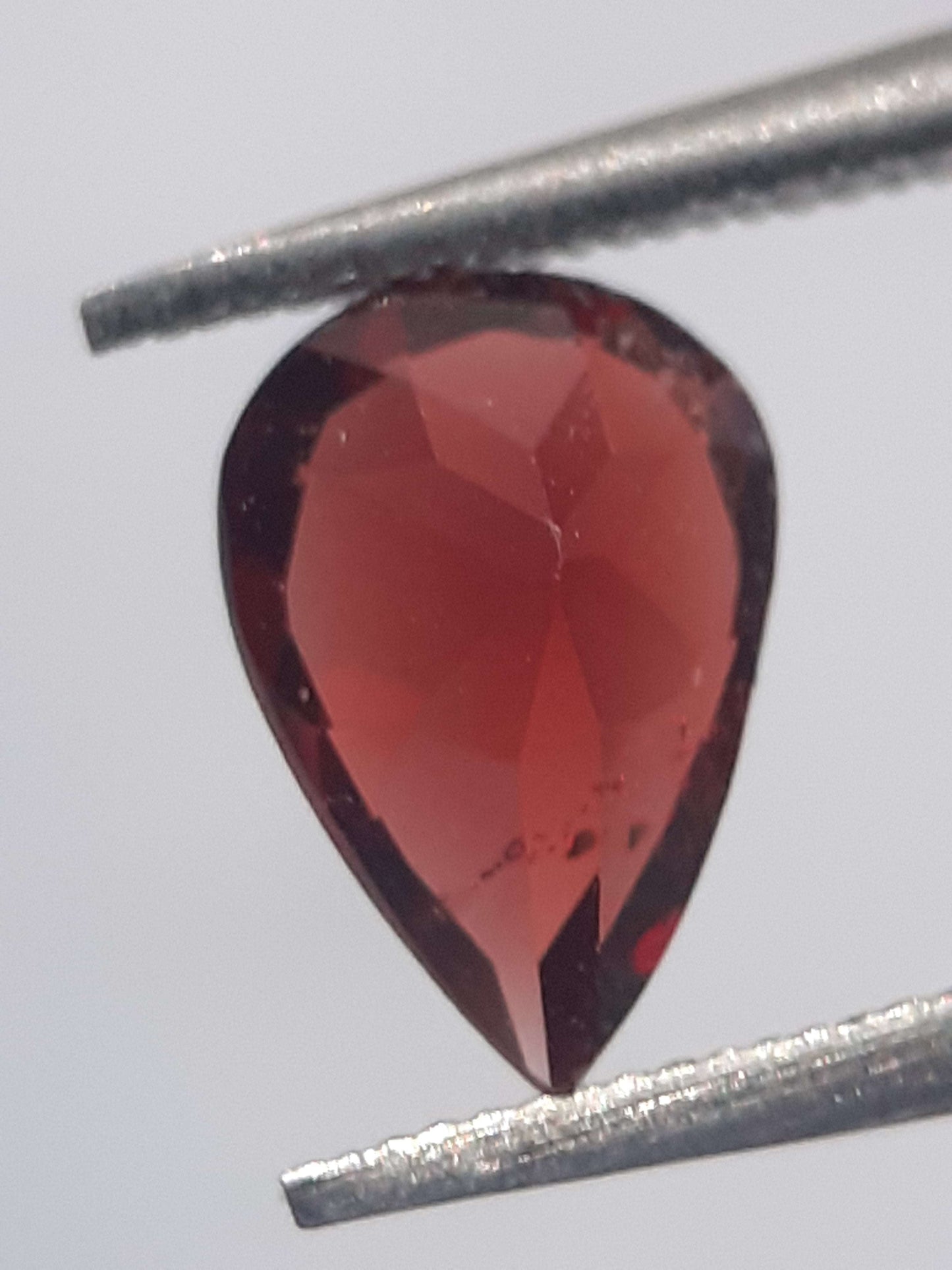 Natural red Rhodolite Garnet - 0.704 ct - pear - unheated