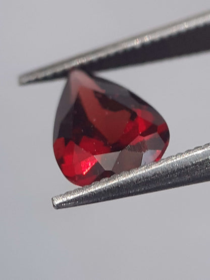 Natural red Rhodolite Garnet - 0.704 ct - pear - unheated