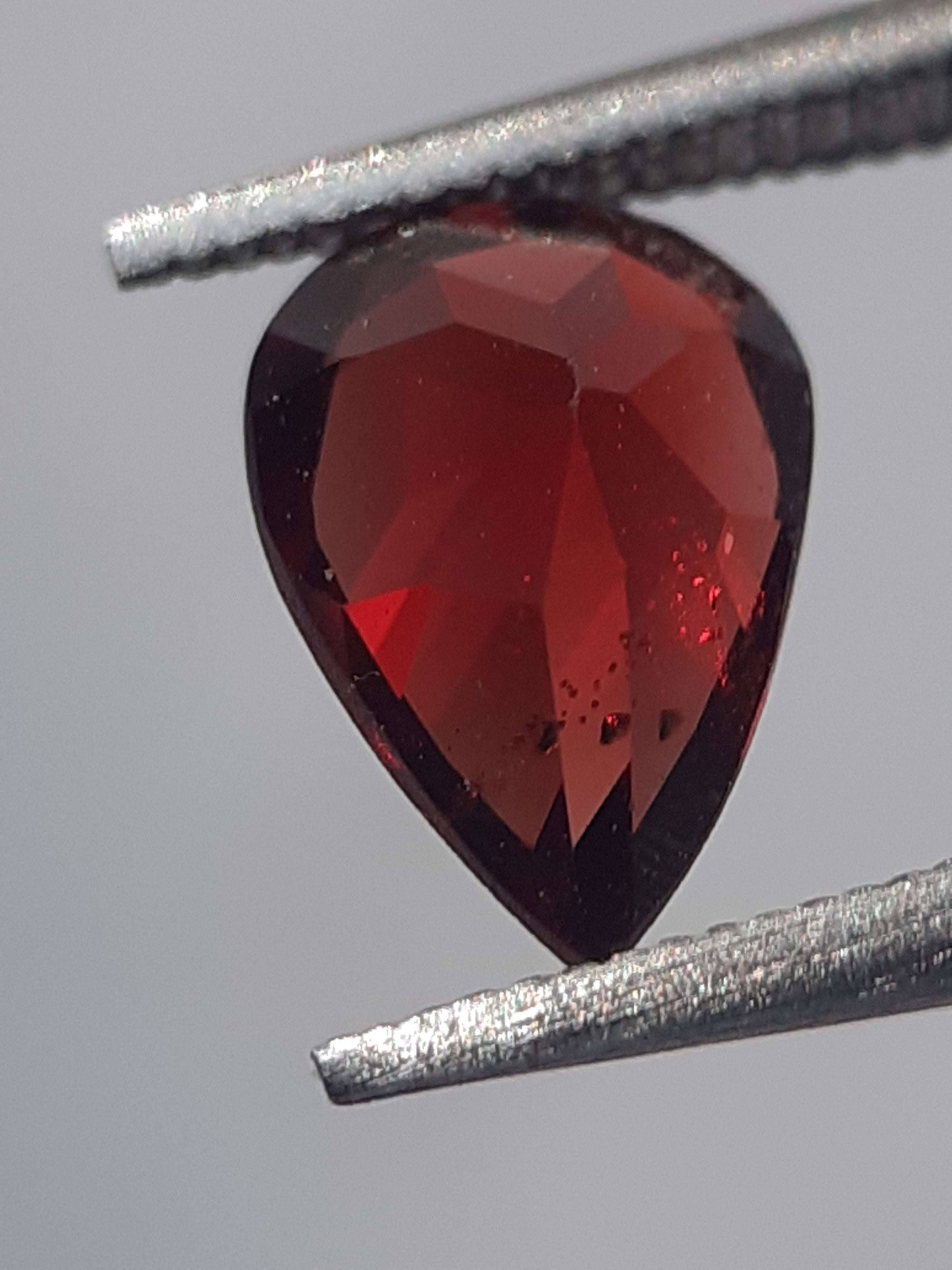 Natural red Rhodolite Garnet - 0.704 ct - pear - unheated