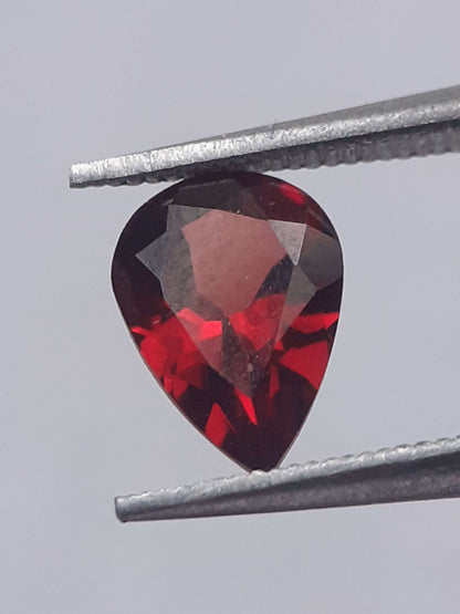 Natural Red Rhodolite Garnet - 0.830 ct - pear - unheated