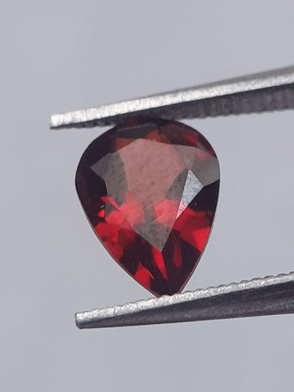 Natural Red Rhodolite Garnet - 0.830 ct - pear - unheated