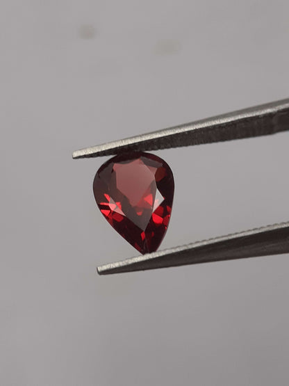 Natural red Rhodolite Garnet - 0.904 ct - pear - unheated - certified natural