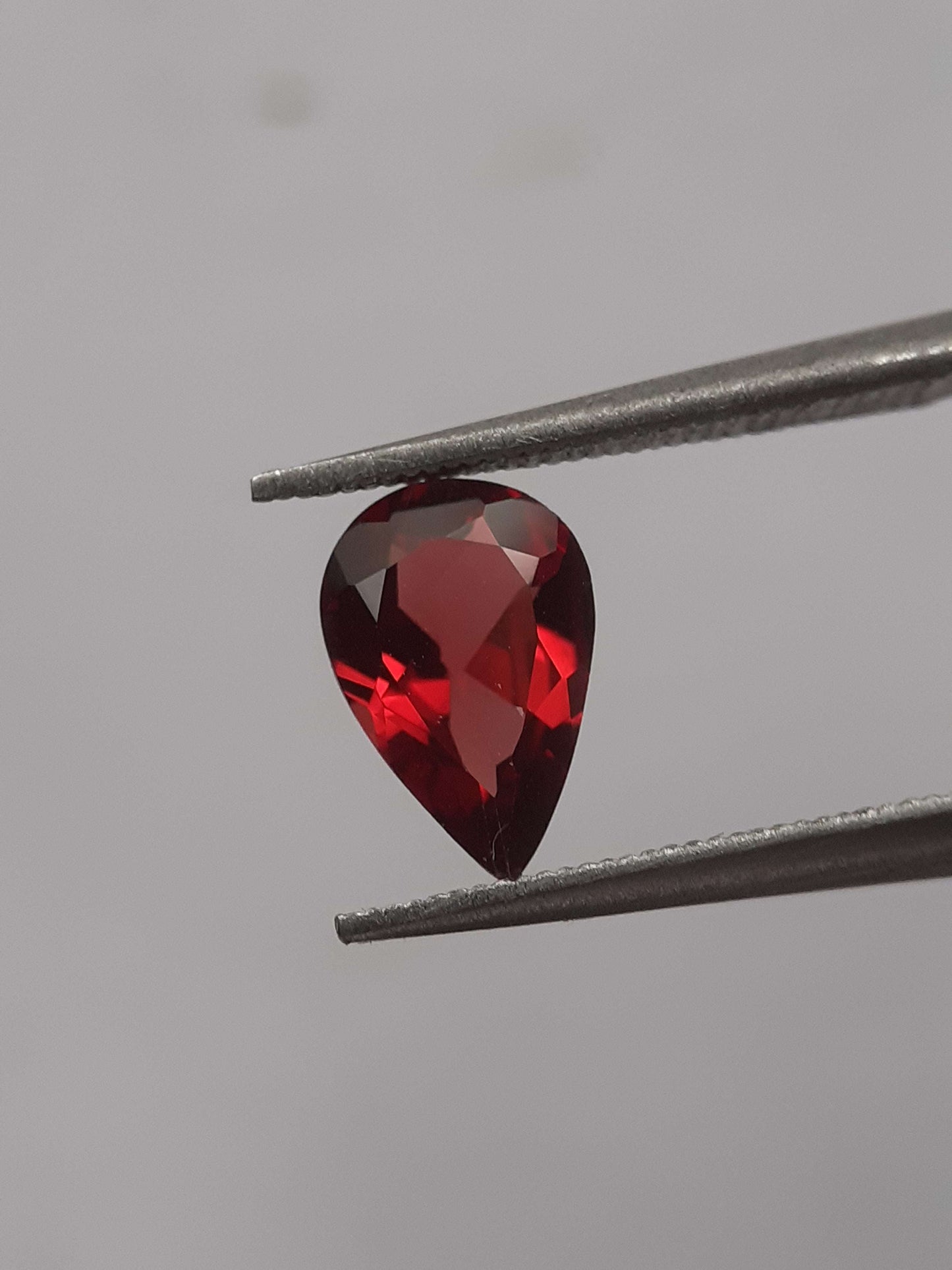 Natural red Rhodolite Garnet - 0.904 ct - pear - unheated - certified natural