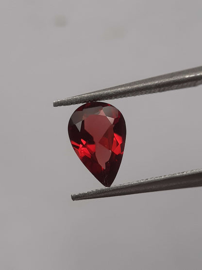 Natural red Rhodolite Garnet - 0.904 ct - pear - unheated - certified natural