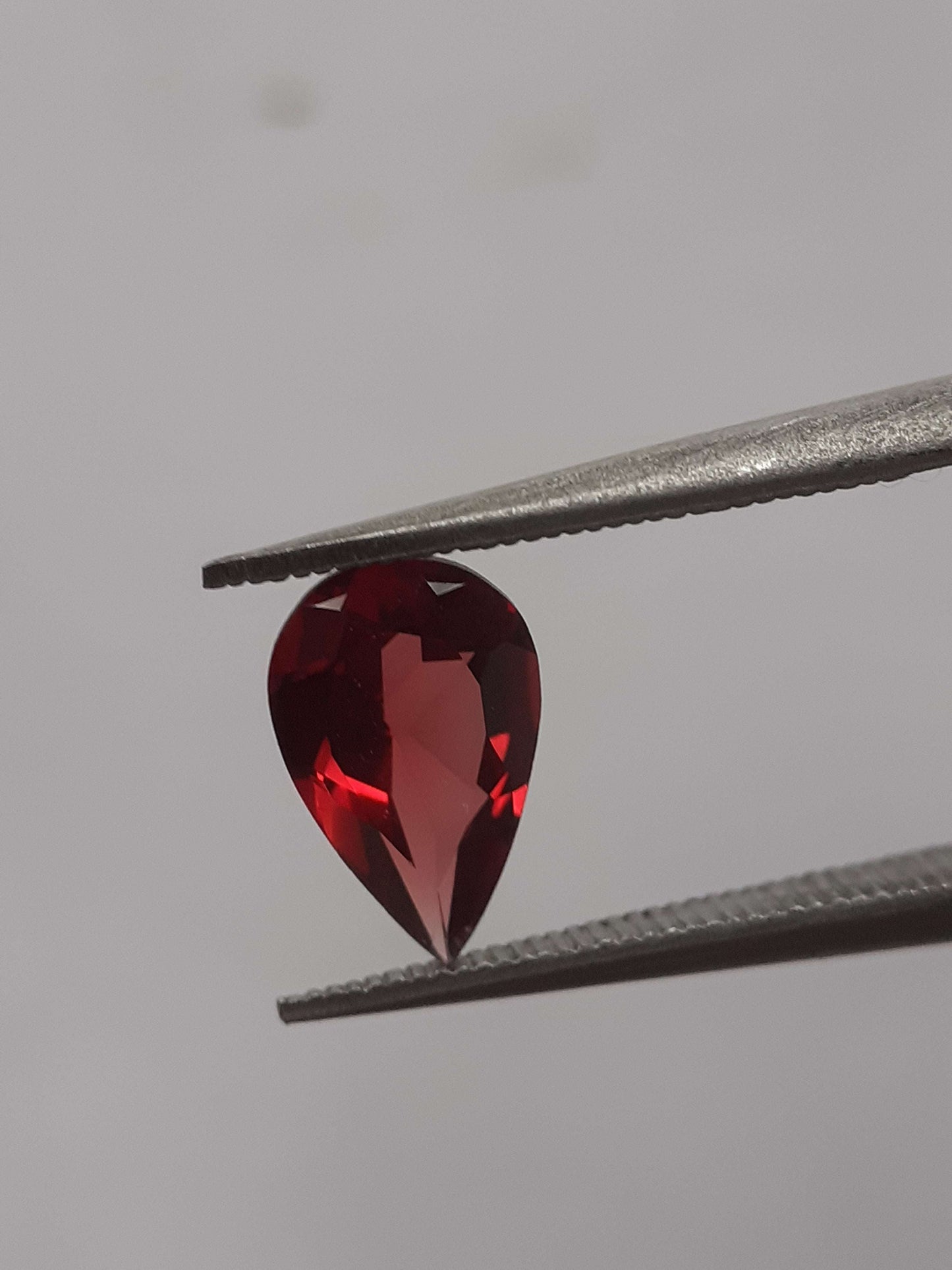 Natural red Rhodolite Garnet - 0.904 ct - pear - unheated - certified natural