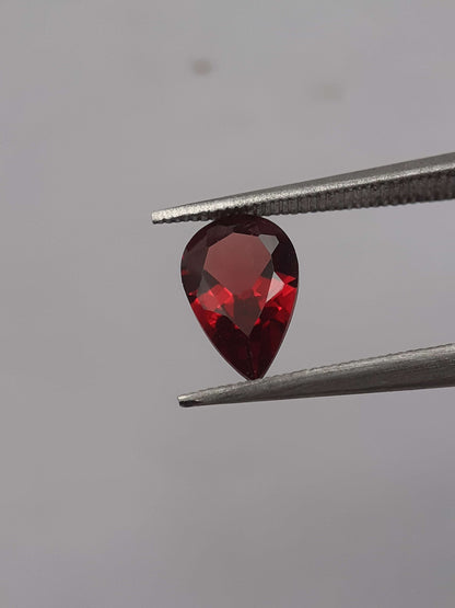 Natural red Rhodolite Garnet - 0.939 ct - pear - unheated - certified natural