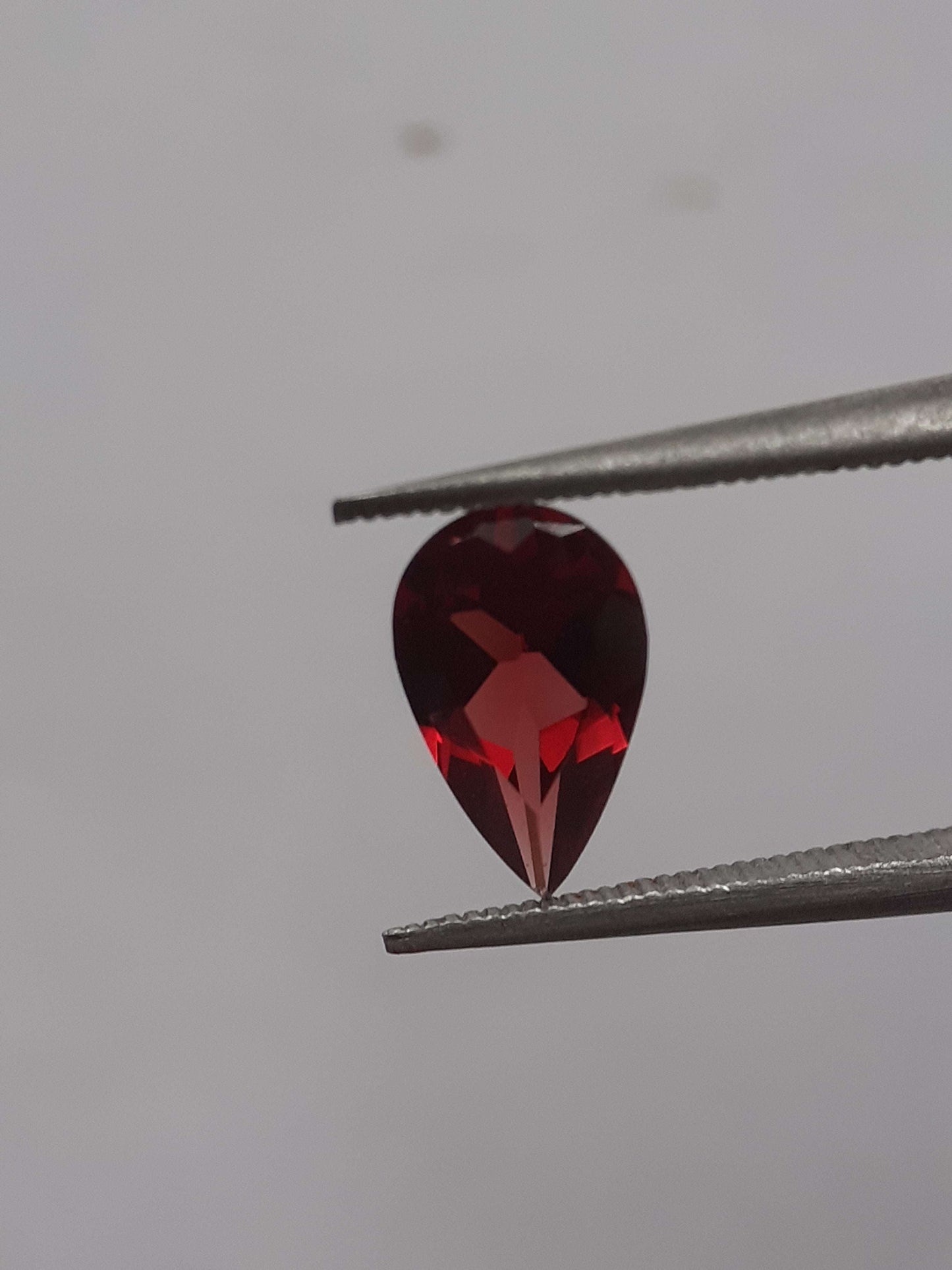 Natural red Rhodolite Garnet - 0.939 ct - pear - unheated - certified natural