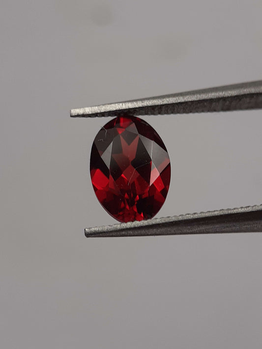 Natural red Rhodolite Garnet - 0.968 ct - oval - unheated - certified natural