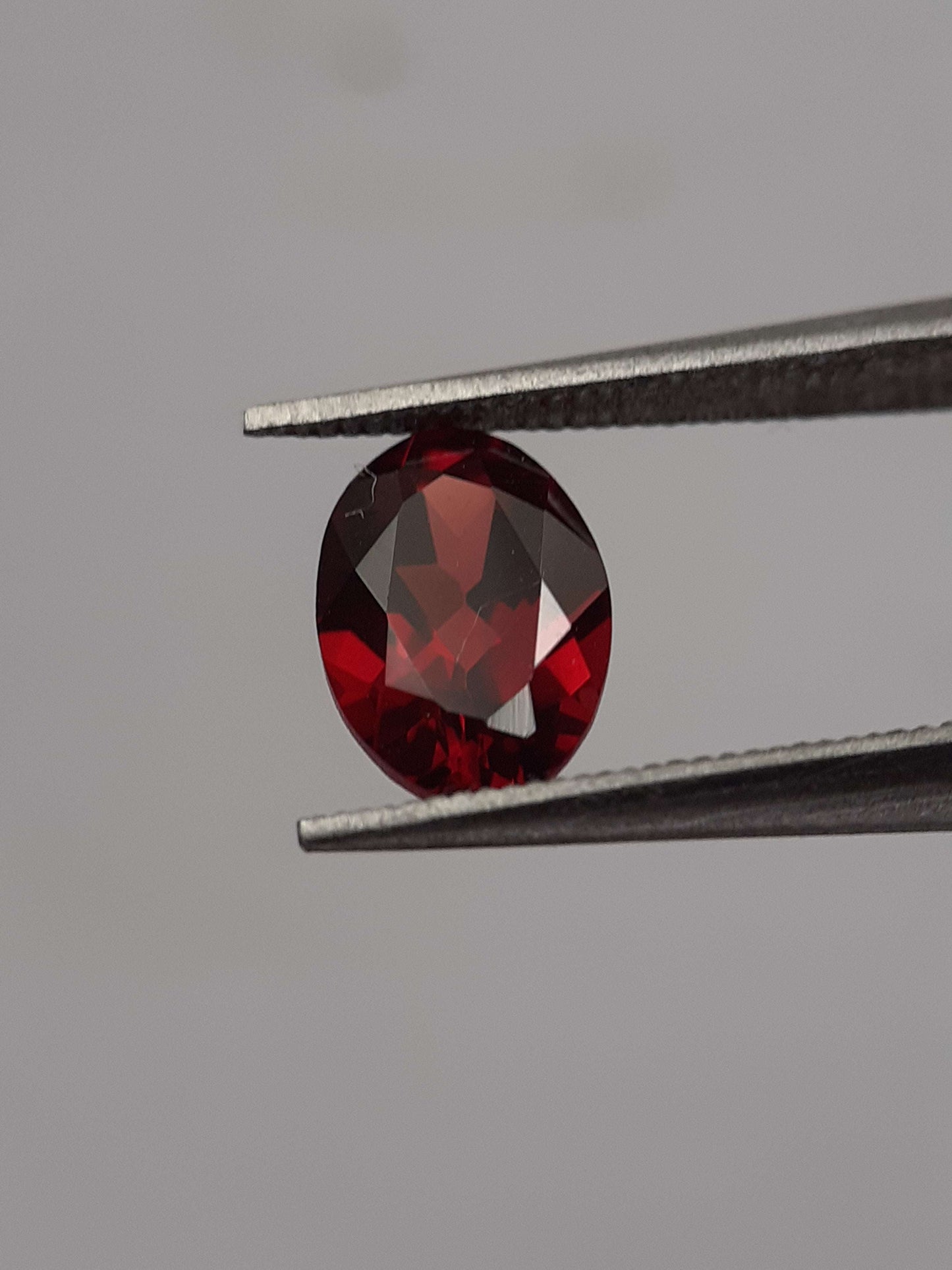 Natural red Rhodolite Garnet - 0.968 ct - oval - unheated - certified natural