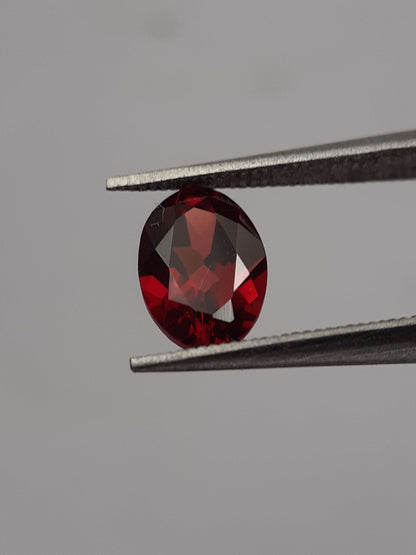 Natural red Rhodolite Garnet - 0.968 ct - oval - unheated - certified natural