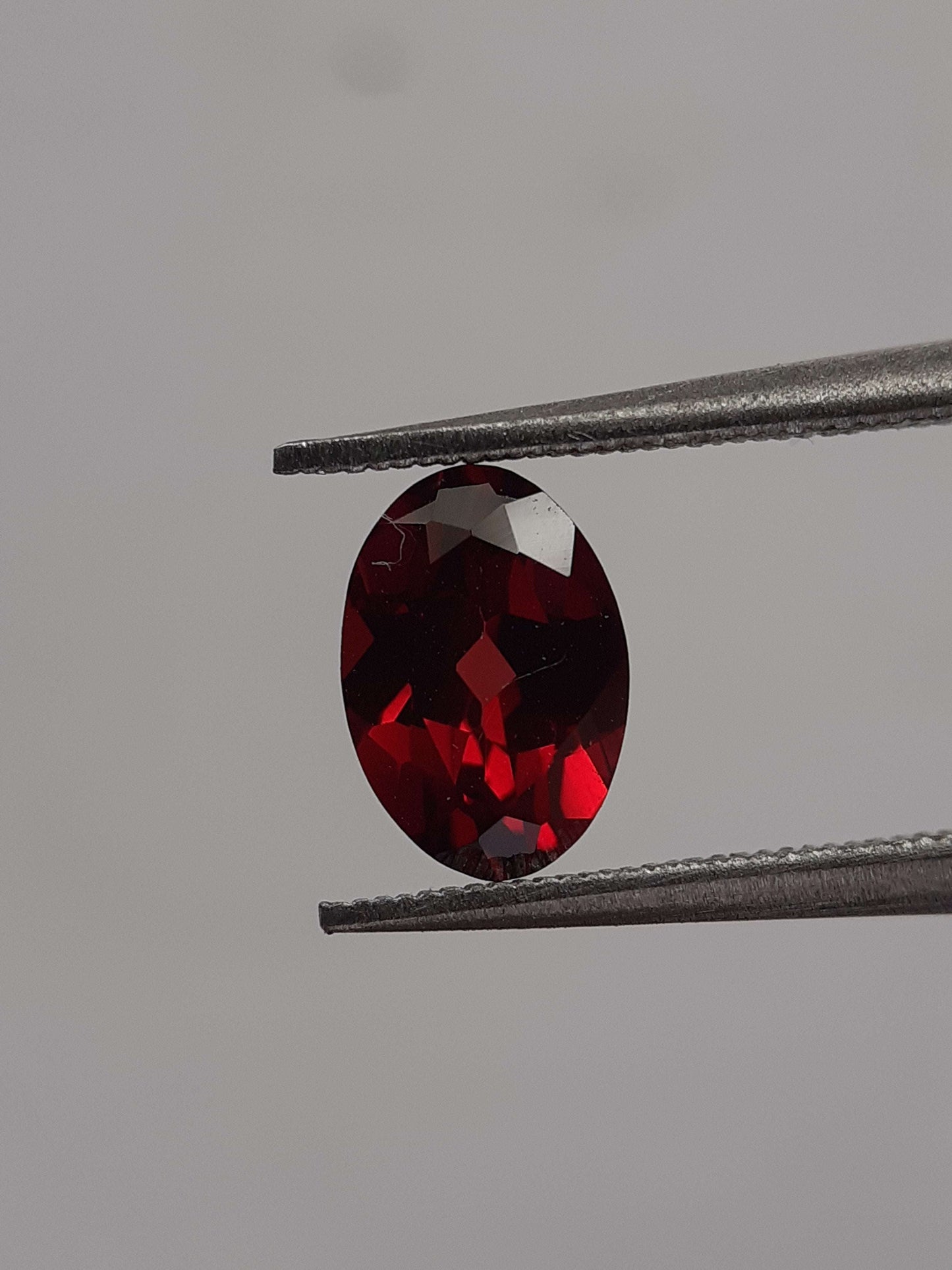 Natural red Rhodolite Garnet - 0.968 ct - oval - unheated - certified natural