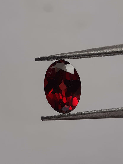 Natural red Rhodolite Garnet - 0.968 ct - oval - unheated - certified natural