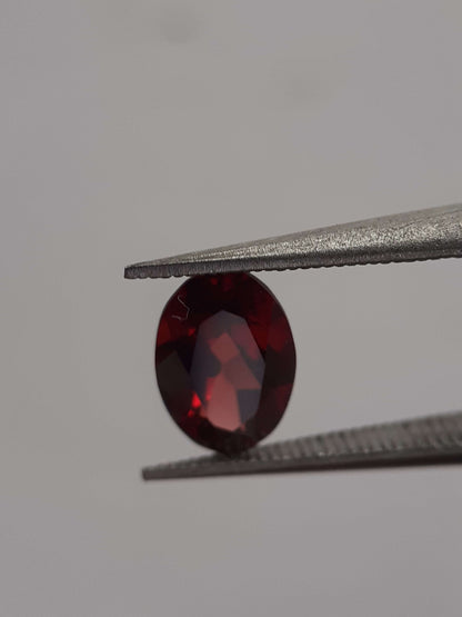 Natural red Rhodolite Garnet - 0.968 ct - oval - unheated - certified natural