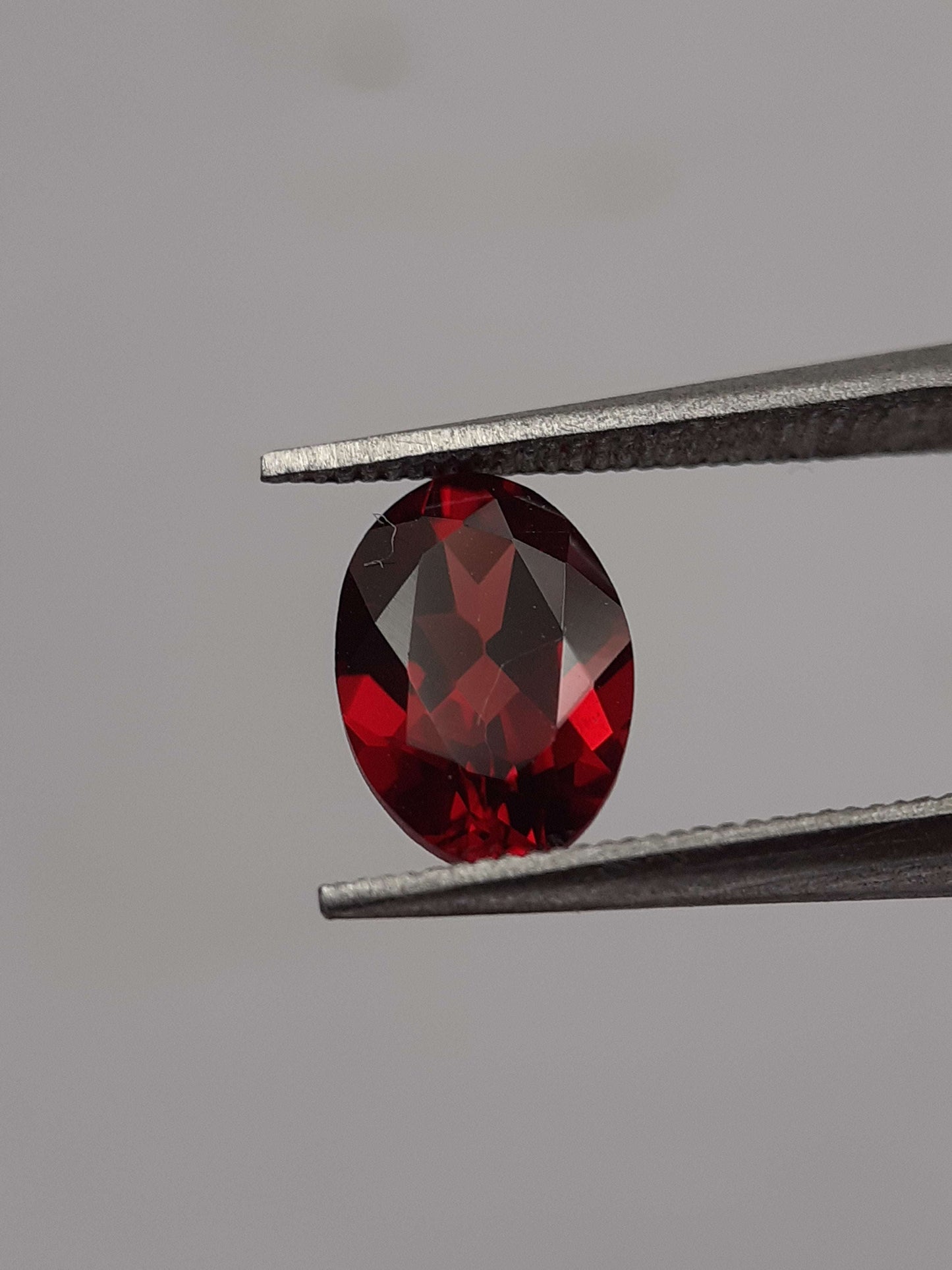 Natural red Rhodolite Garnet - 0.968 ct - oval - unheated - certified natural