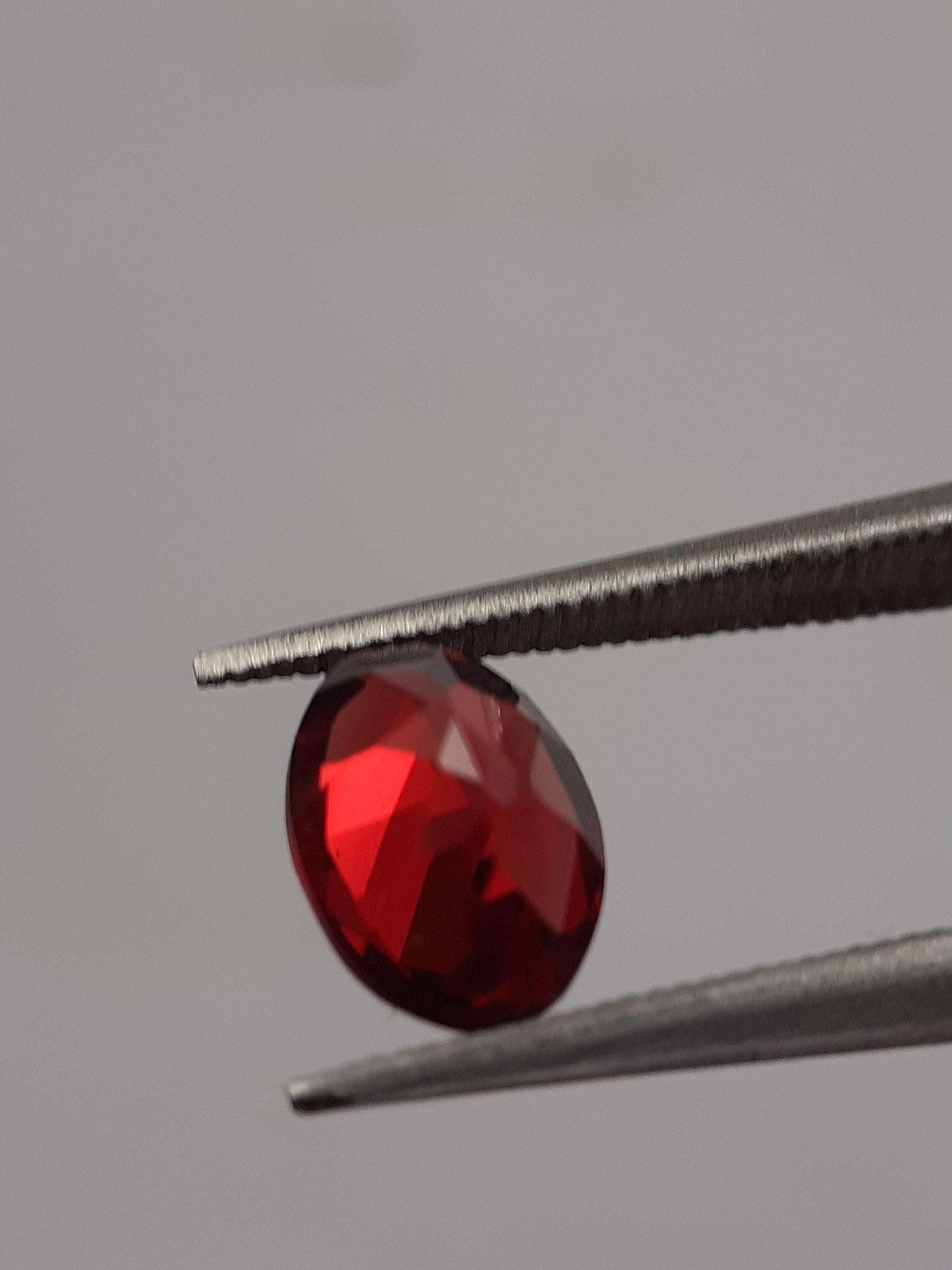 Natural red Rhodolite Garnet - 0.968 ct - oval - unheated - certified natural