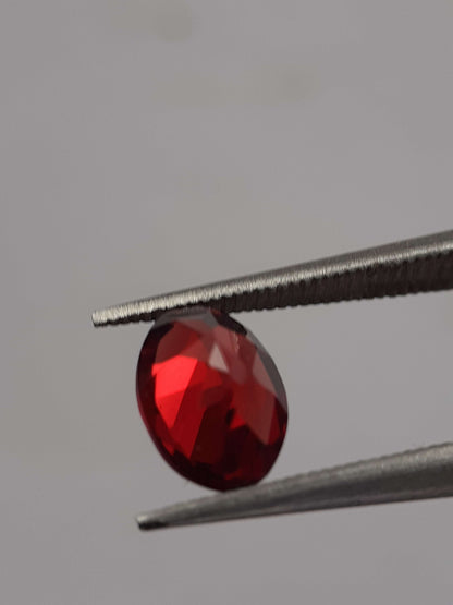 Natural red Rhodolite Garnet - 0.968 ct - oval - unheated - certified natural