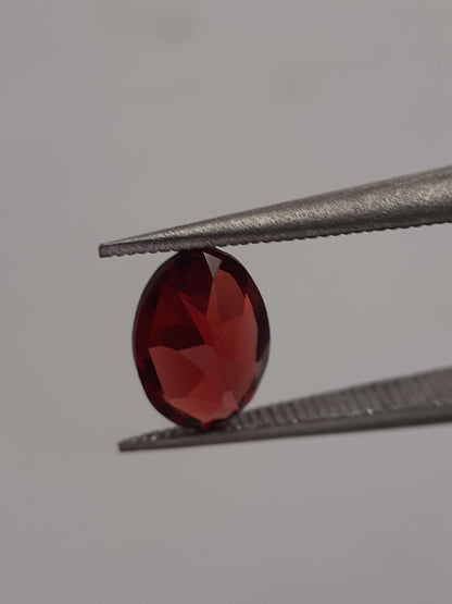 Natural red Rhodolite Garnet - 0.968 ct - oval - unheated - certified natural