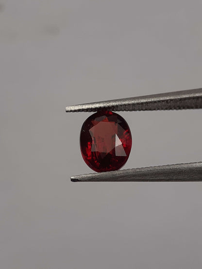 Natural red Rhodolite Garnet - 1.009 ct - oval - unheated - certified natural