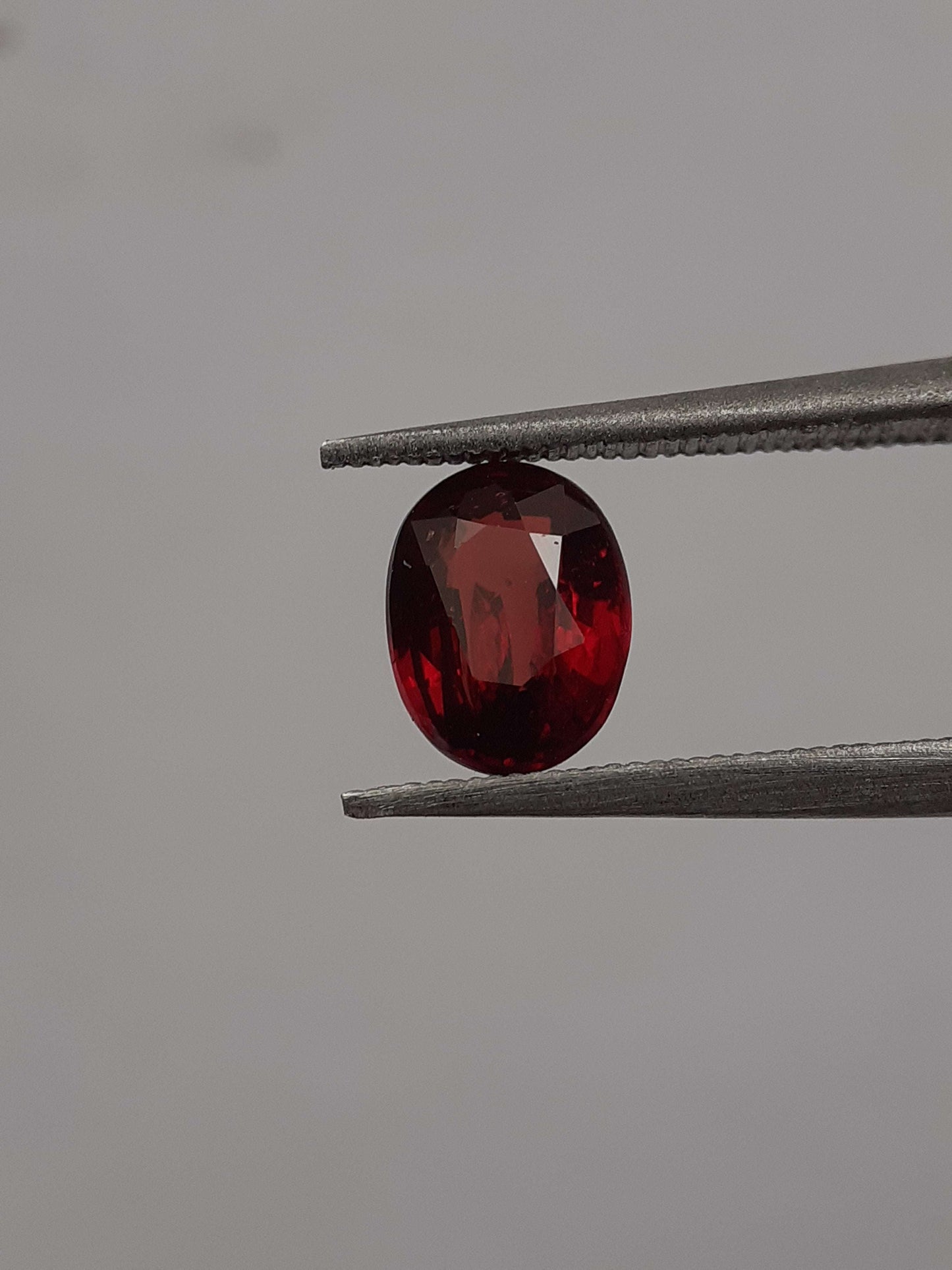 Natural red Rhodolite Garnet - 1.009 ct - oval - unheated - certified natural