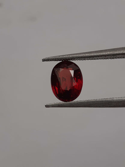 Natural red Rhodolite Garnet - 1.009 ct - oval - unheated - certified natural