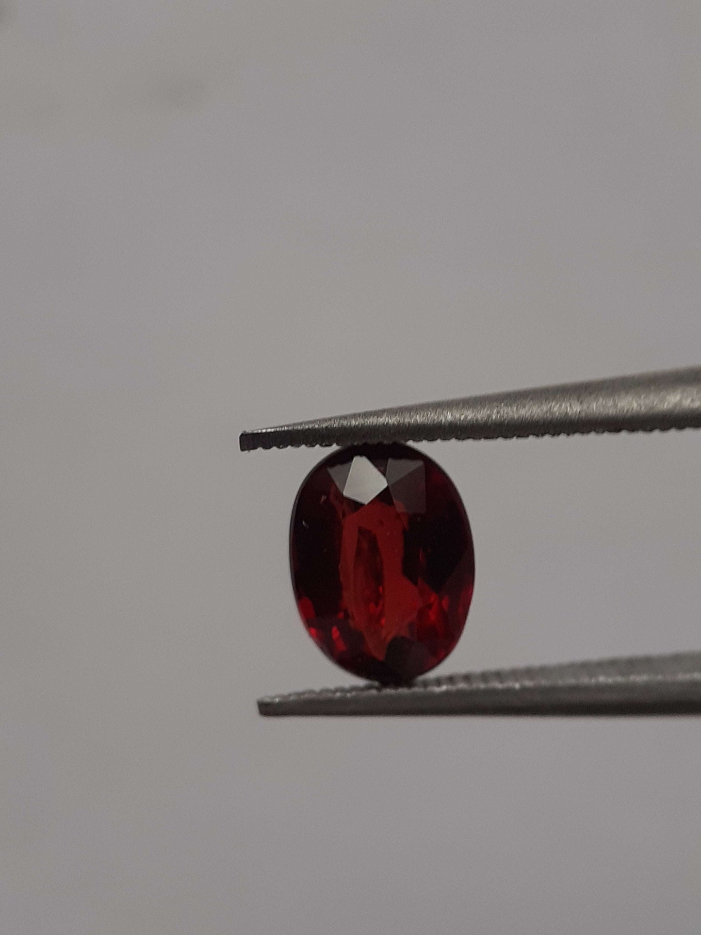 Natural red Rhodolite Garnet - 1.009 ct - oval - unheated - certified natural