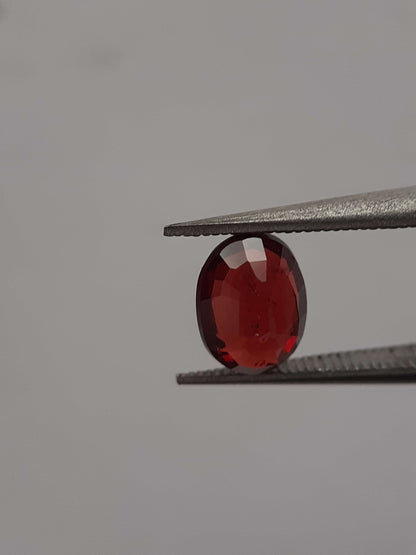 Natural red Rhodolite Garnet - 1.009 ct - oval - unheated - certified natural