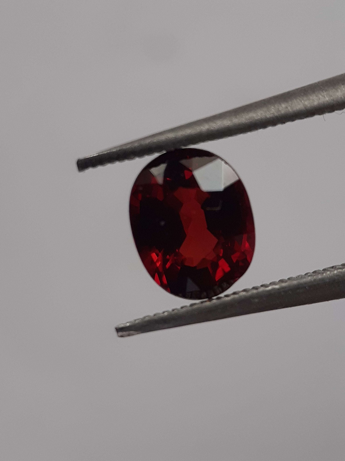 Natural red Rhodolite Garnet - 1.034 ct - oval - unheated - certified natural