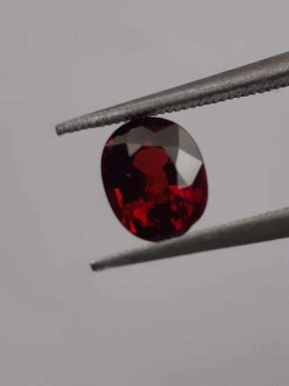 Natural red Rhodolite Garnet - 1.034 ct - oval - unheated - certified natural