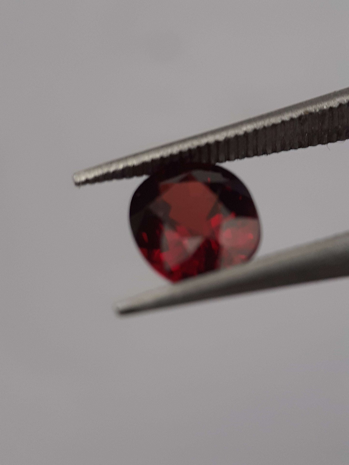 Natural red Rhodolite Garnet - 1.034 ct - oval - unheated - certified natural