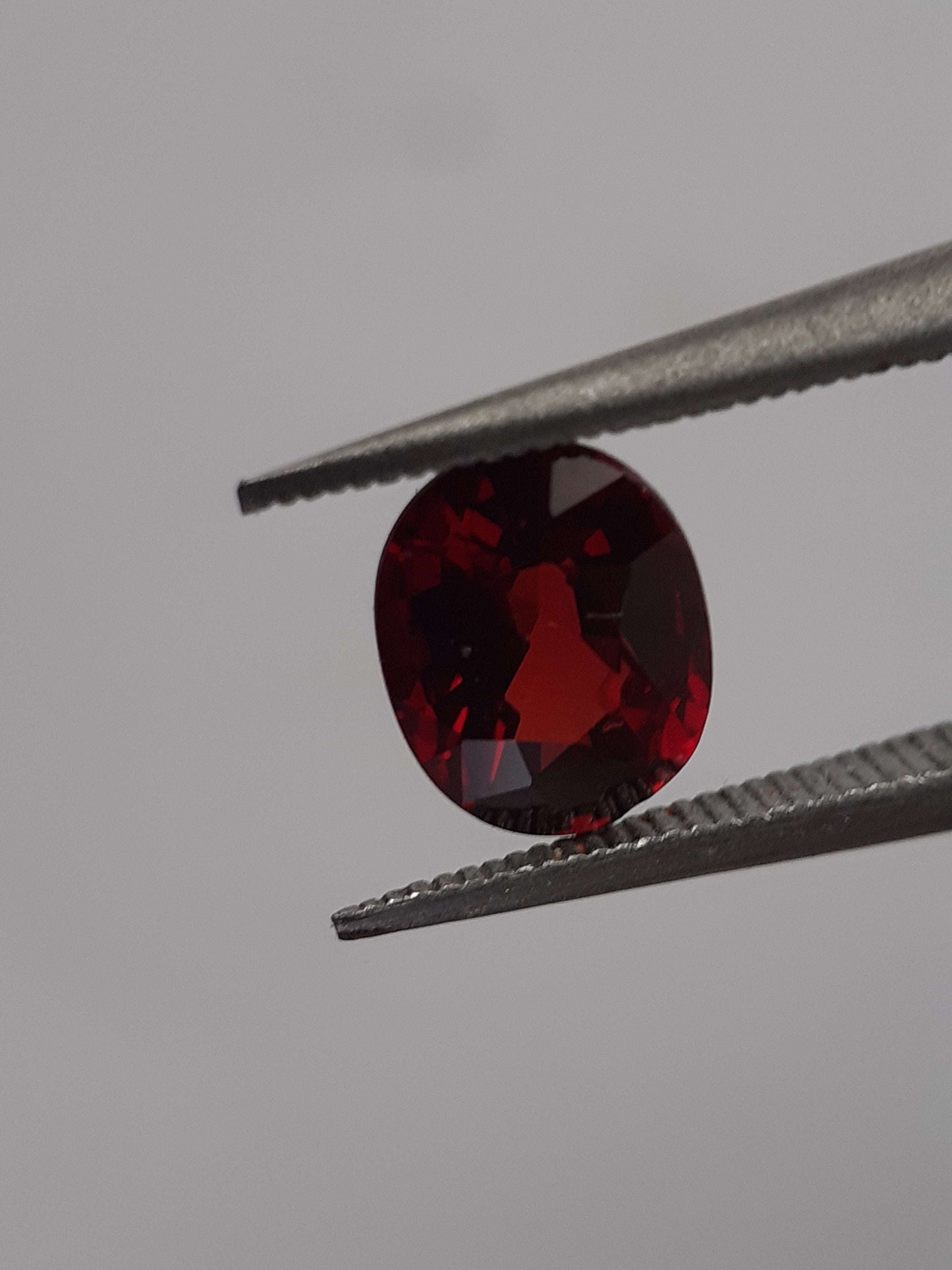 Natural red Rhodolite Garnet - 1.034 ct - oval - unheated - certified natural