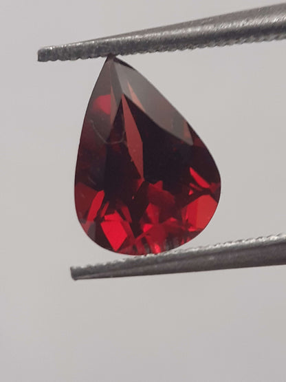 Natural red Rhodolite Garnet - 1.154 ct - pear - unheated