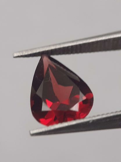 Natural red Rhodolite Garnet - 1.154 ct - pear - unheated