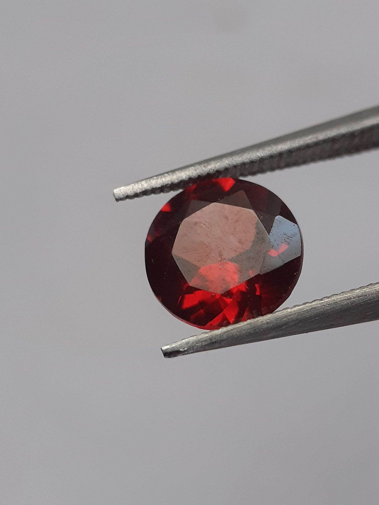 Natural red Rhodolite Garnet - 1.224 ct - round brilliant - unheated - certified natural