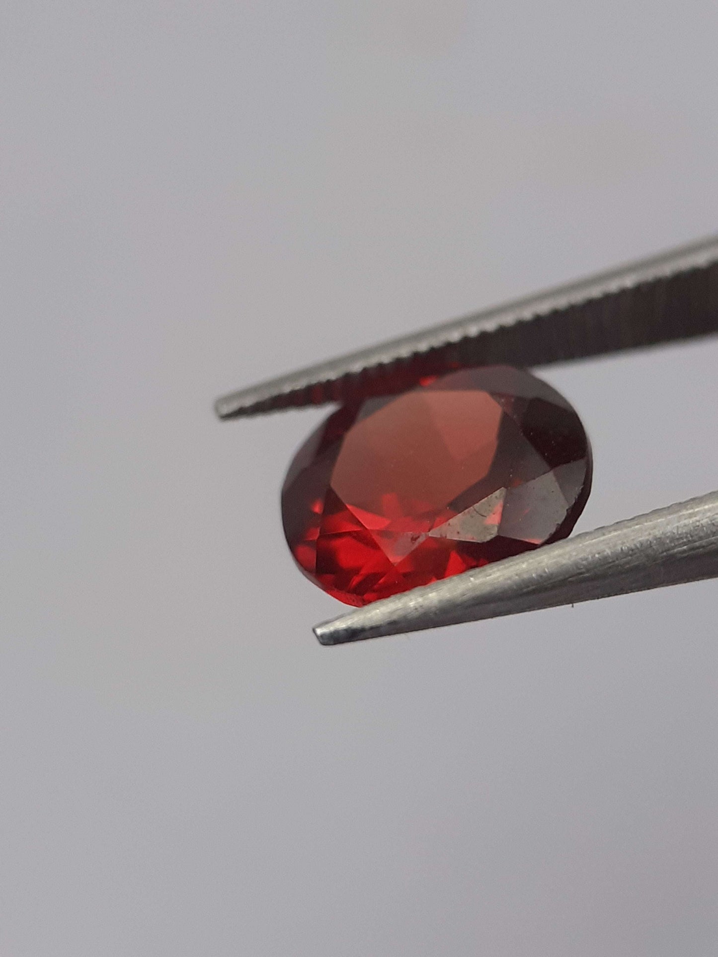 Natural red Rhodolite Garnet - 1.224 ct - round brilliant - unheated - certified natural