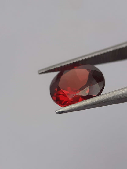 Natural red Rhodolite Garnet - 1.224 ct - round brilliant - unheated - certified natural