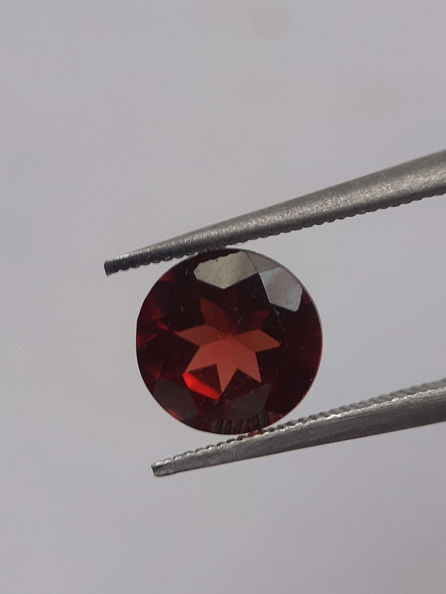 Natural red Rhodolite Garnet - 1.224 ct - round brilliant - unheated - certified natural