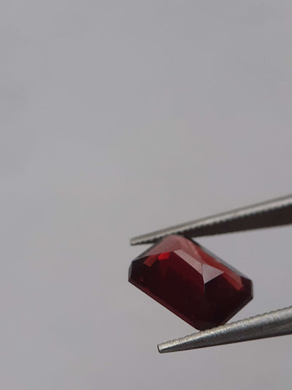 Natural red Rhodolite Garnet - 1.256 ct - octagon - unheated - certified natural