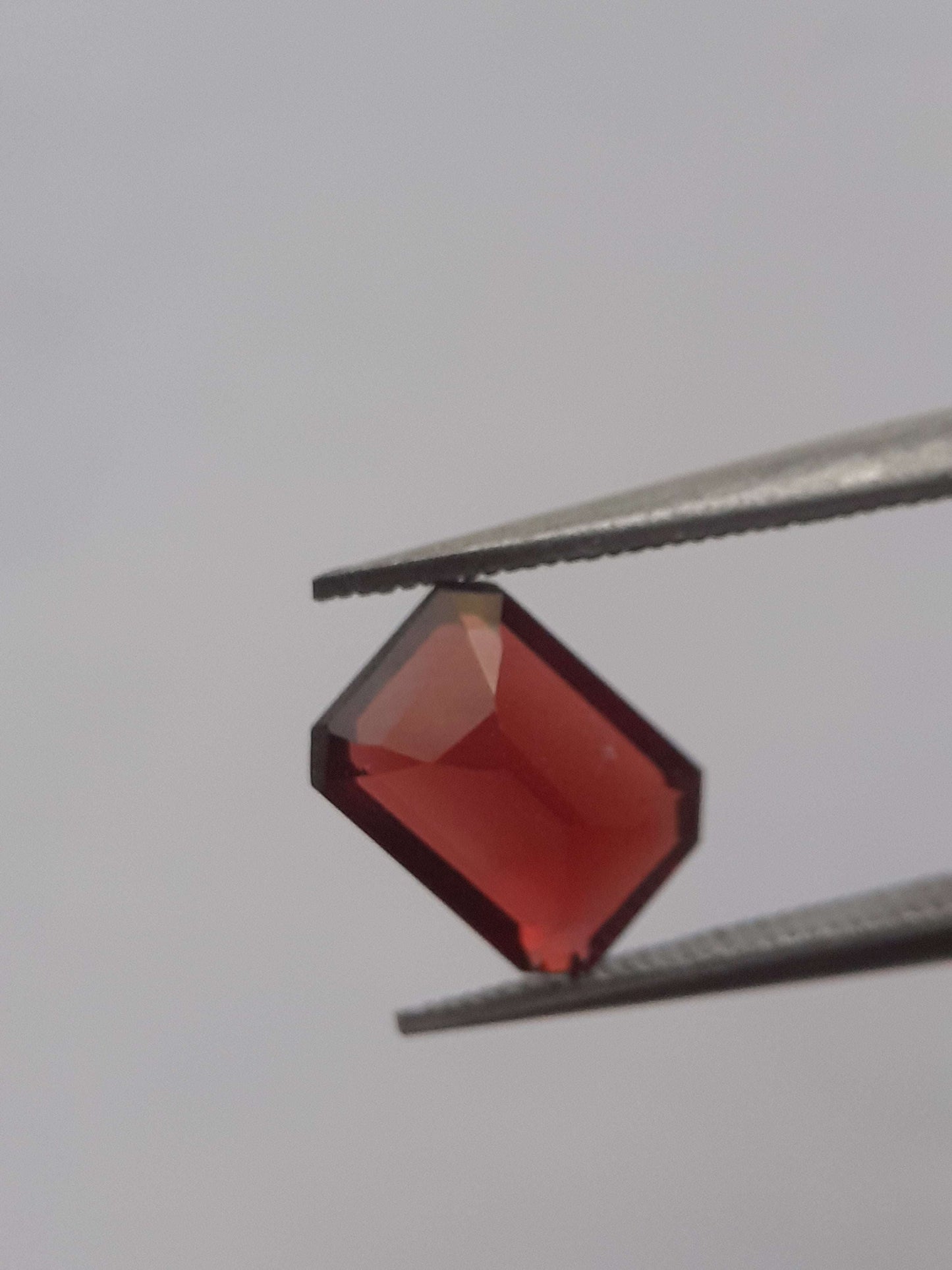 Natural red Rhodolite Garnet - 1.256 ct - octagon - unheated - certified natural