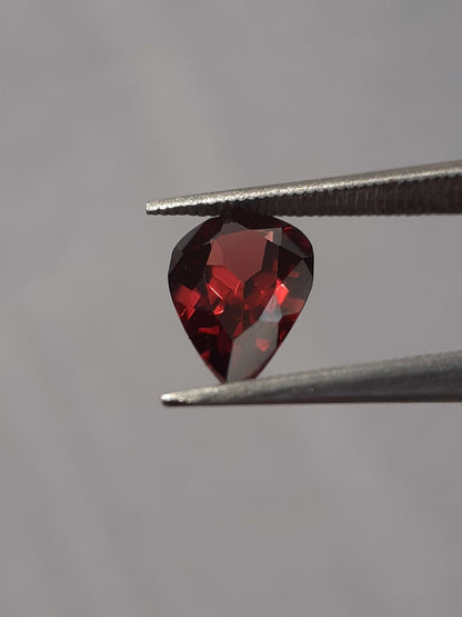 Natural red Rhodolite Garnet - 1.289 ct - pear - unheated - certified natural