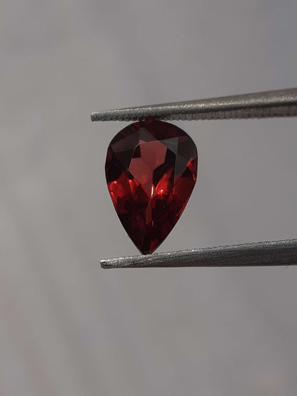 Natural red Rhodolite Garnet - 1.289 ct - pear - unheated - certified natural