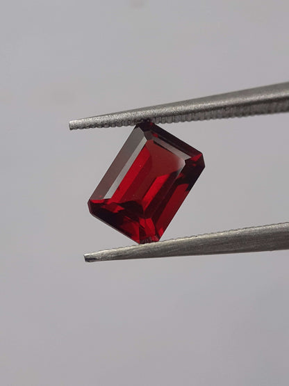 Natural red Rhodolite Garnet - 1.358 ct - octagon - unheated - certified natural