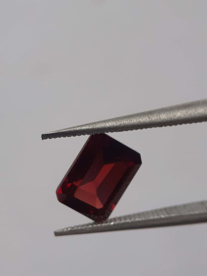 Natural red Rhodolite Garnet - 1.358 ct - octagon - unheated - certified natural