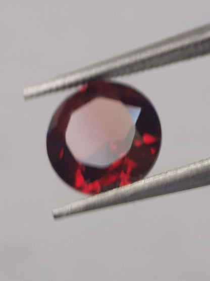 Natural Red Rhodolite Garnet - 1.398 ct - round - unheated