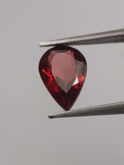 Natural red Rhodolite Garnet - 1.458 ct - pear - unheated - certified natural