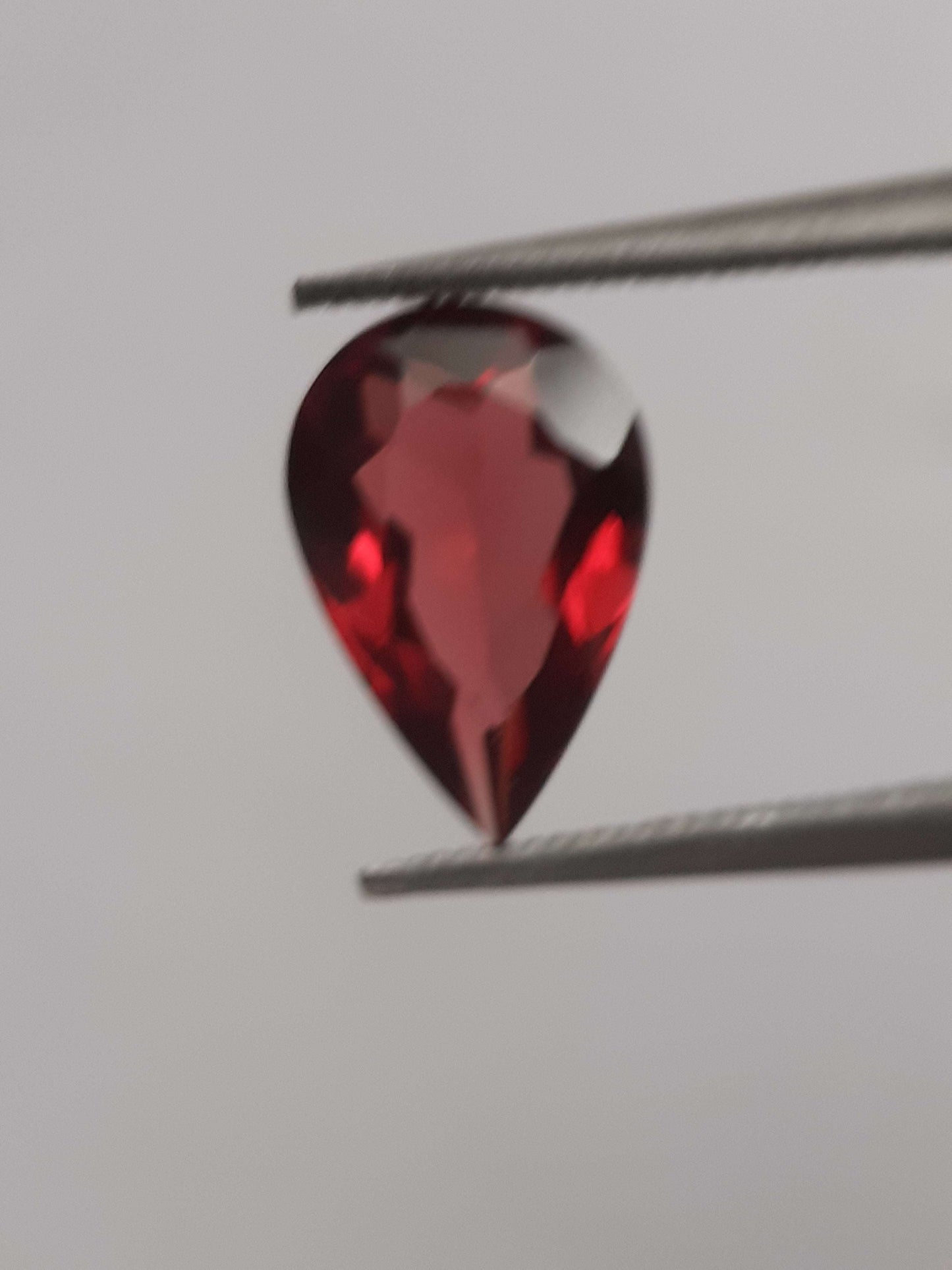 Natural red Rhodolite Garnet - 1.458 ct - pear - unheated - certified natural