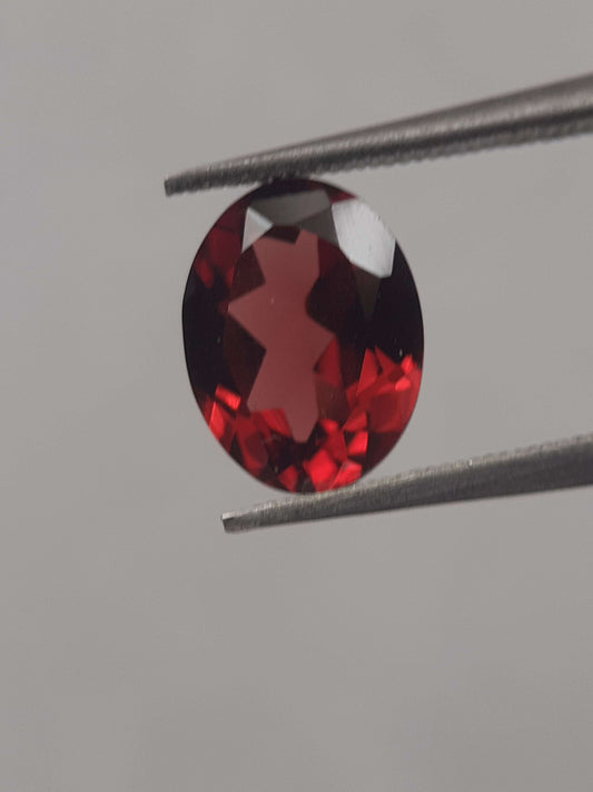 Natural red Rhodolite Garnet - 1.734 ct - oval - unheated