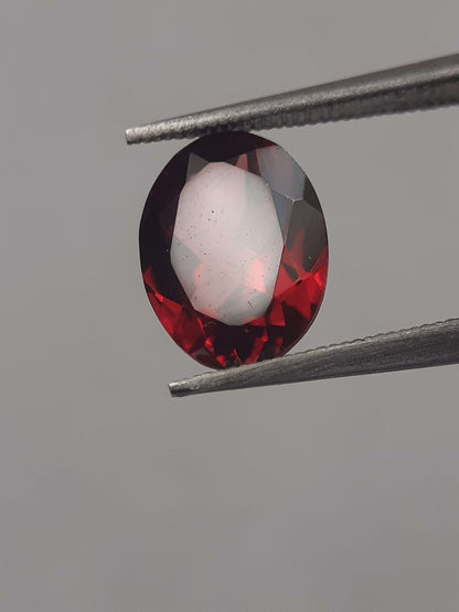 Natural red Rhodolite Garnet - 1.734 ct - oval - unheated