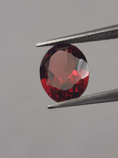 Natural red Rhodolite Garnet - 1.734 ct - oval - unheated