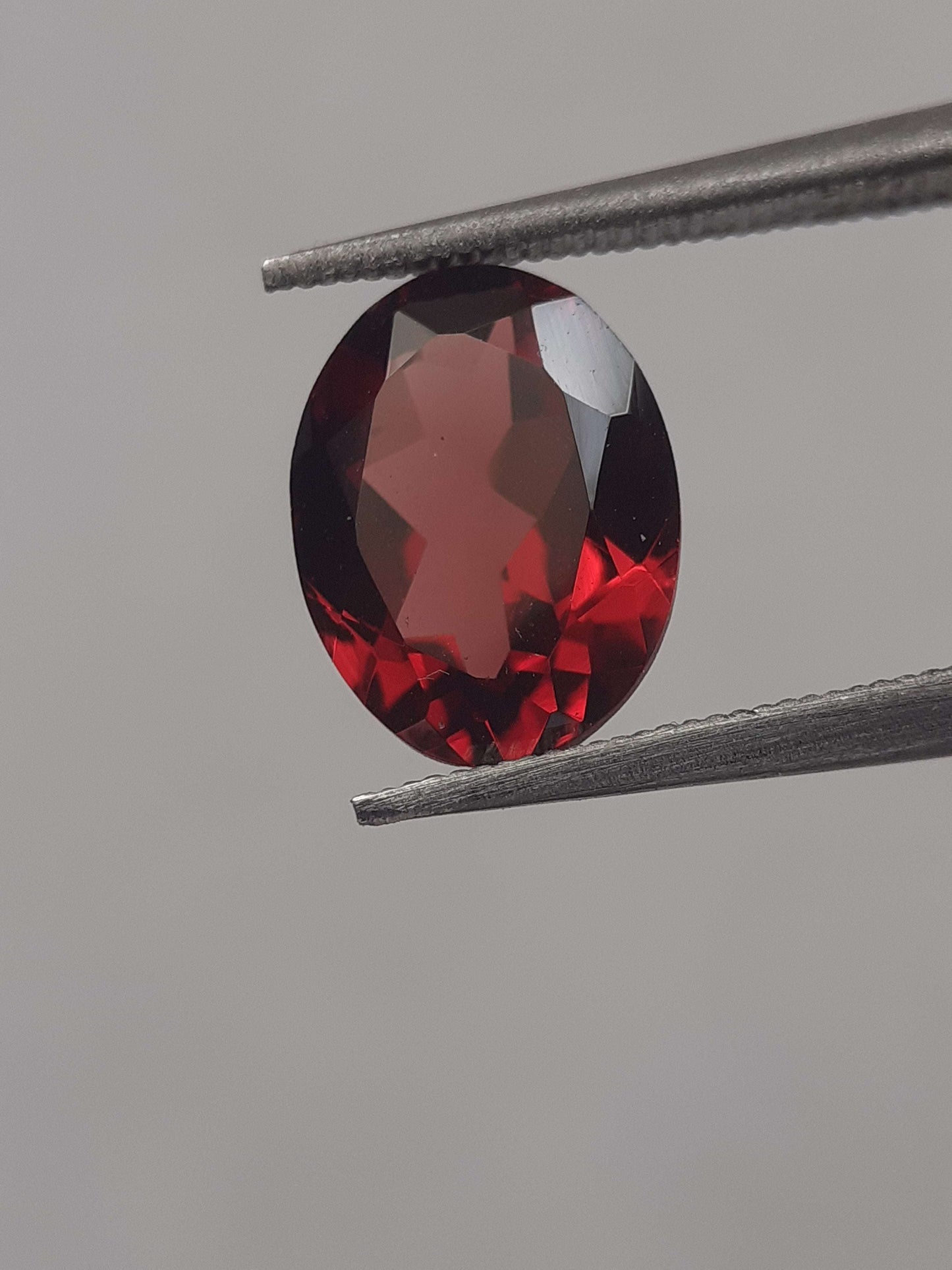 Natural red Rhodolite Garnet - 1.734 ct - oval - unheated