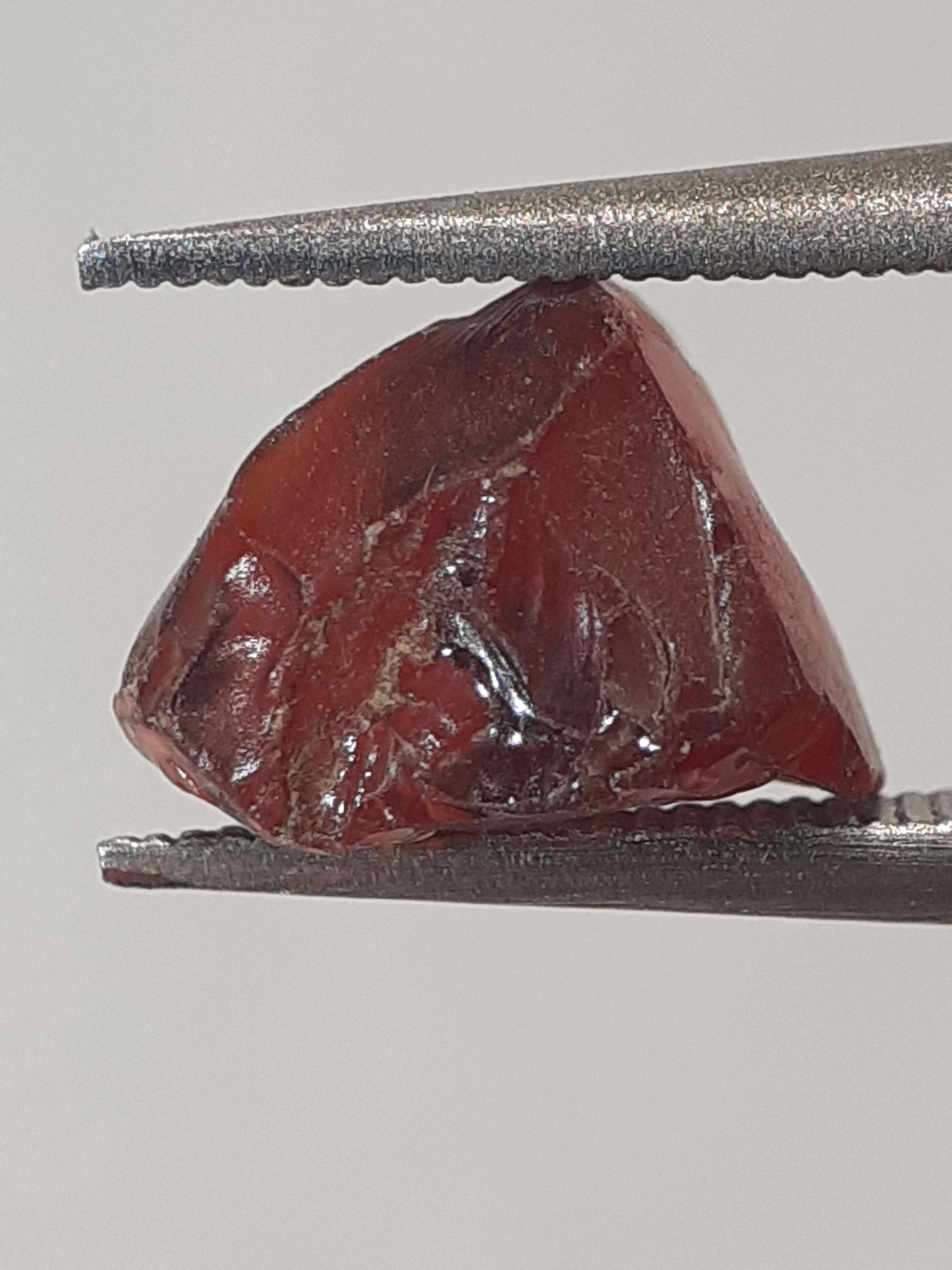 Natural red rhodolite Garnet - 2.370 ct - Rough Gemstone - for facetting